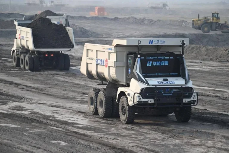 Беспилотные самосвалы XCMG на угольном карьере в Китае