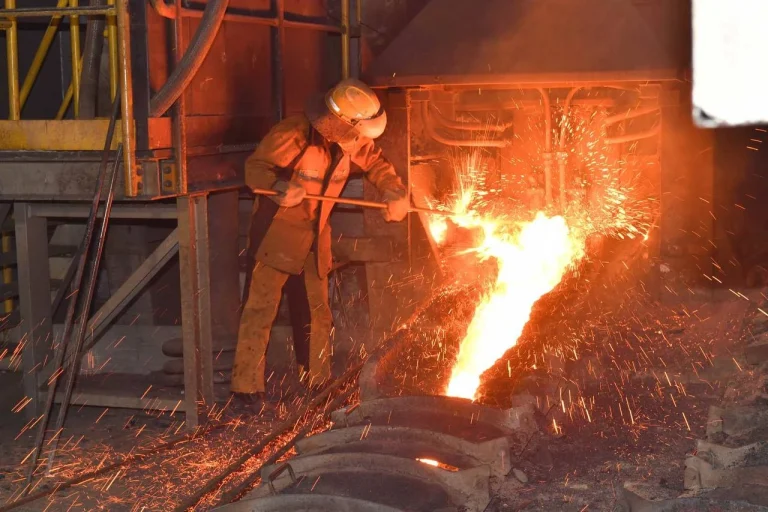 Производство никеля на металлургическом заводе: расплавленный металл заливается в формы на фоне роста глобального профицита и изменения цен на никель