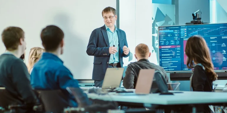 Современный учебный процесс в Уфимском колледже статистики, информатики и вычислительной техники, участник Лиги колледжей Газпром нефти: преподаватель проводит занятие по цифровым технологиям для студентов