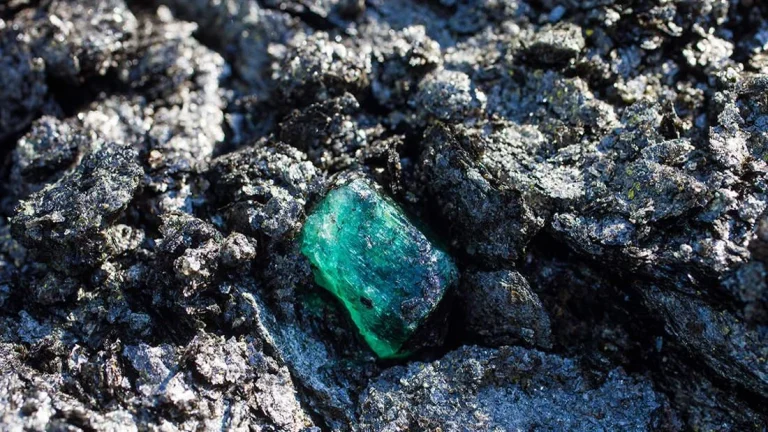 Изумруд в породе на месторождении Kagem в Замбии, где компания Gemfields возобновила добычу драгоценных камней