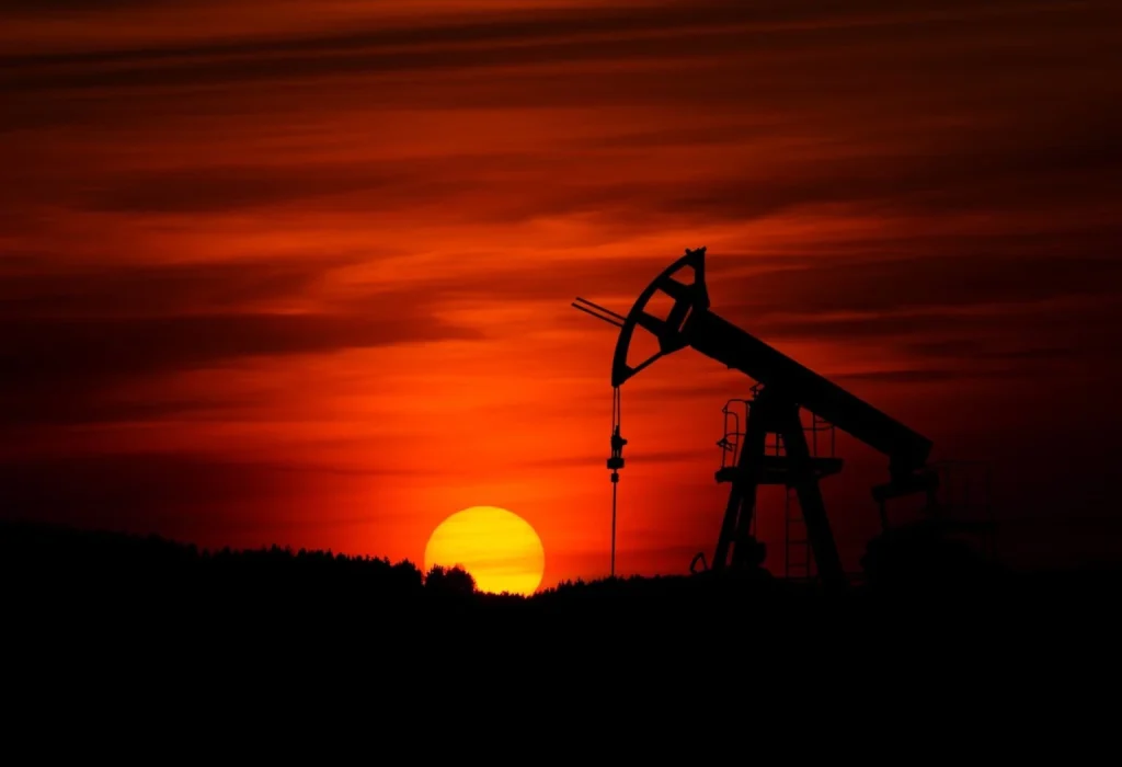 Нефтяная качалка на закате как символ перехода к энергоэффективной и экологичной добыче с помощью технологий Пермского Политеха