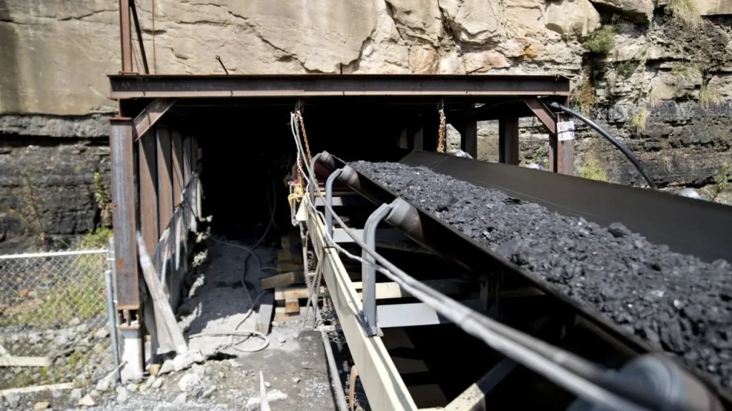Угольная шахта компании Ramaco Resources в Кентукки, где обнаружены крупные запасы редкоземельных металлов; современное горнодобывающее оборудование и грузовики на фоне промышленного ландшафта