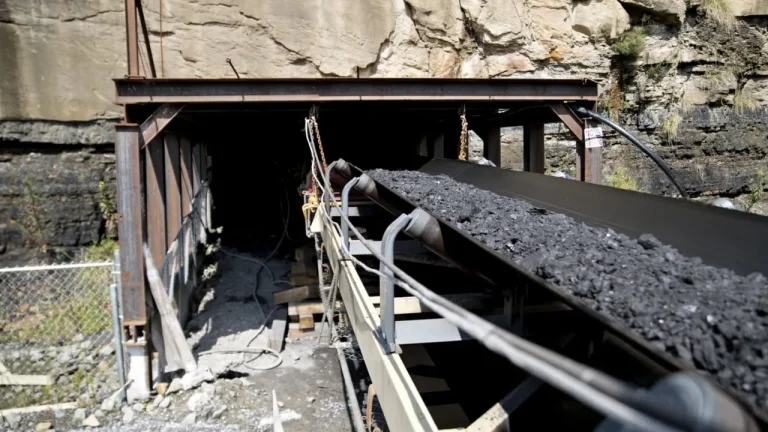 Угольная шахта компании Ramaco Resources в Кентукки, где обнаружены крупные запасы редкоземельных металлов; современное горнодобывающее оборудование и грузовики на фоне промышленного ландшафта