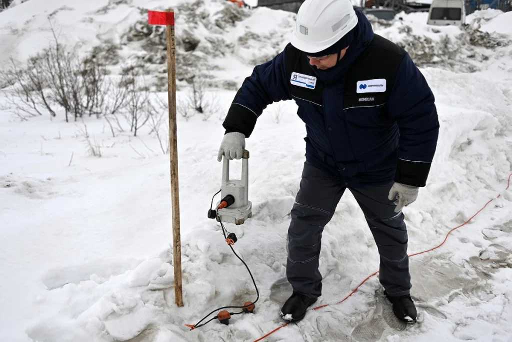 Специалисты «Норникеля» проводят сейсморазведочные работы на заснеженном участке Талнахского месторождения с использованием электромагнитного источника для высокоточной 3D-геофизики