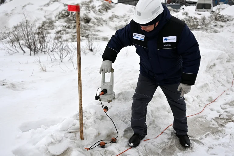 Специалисты «Норникеля» проводят сейсморазведочные работы на заснеженном участке Талнахского месторождения с использованием электромагнитного источника для высокоточной 3D-геофизики