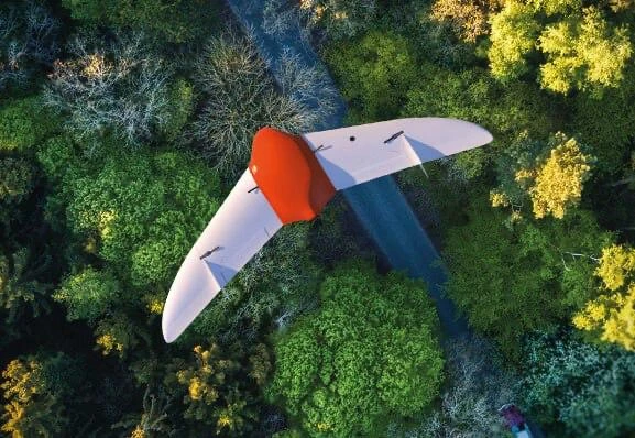 Беспилотник проводит аэрофотосъемку лесной местности по новому стандарту ГОСТ Р, обсуждаемому в России с мая 2025 года, для создания цифровых карт и 3D-моделей