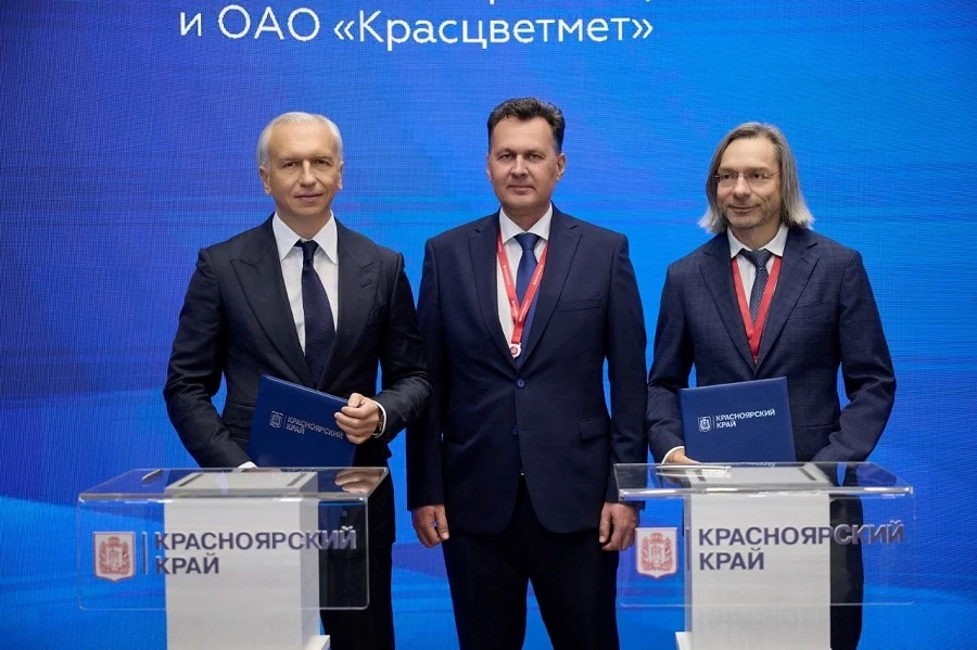 Руководители Газпром нефти и Красцветмета на Петербургском международном экономическом форуме подписывают соглашение о совместной разработке технологий для добычи лития и других ценных элементов из пластовых вод нефтегазовых месторождений