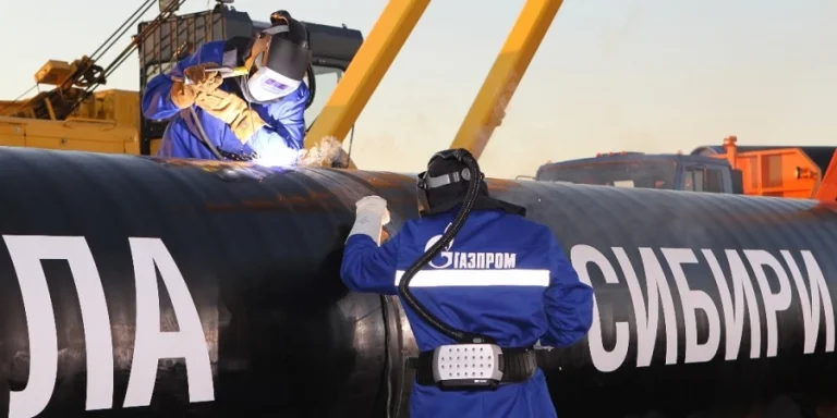 Рабочие Газпрома проводят сварочные работы на газопроводе «Сила Сибири» — поставлено 100 млрд м³ газа в Китай