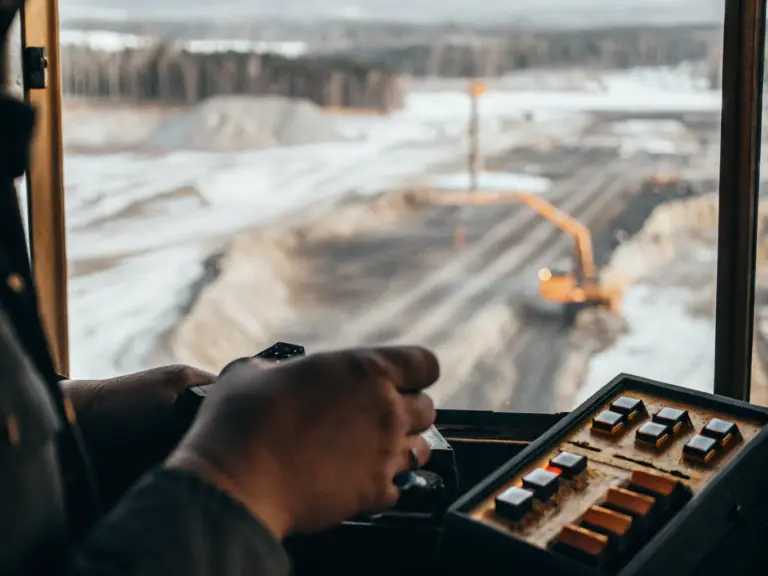 Управление карьерной техникой на горнодобывающем участке Полиметалла, юниорные проекты Агынджа Якутия и Кумбинский Свердловская область, добыча меди, 2025 год