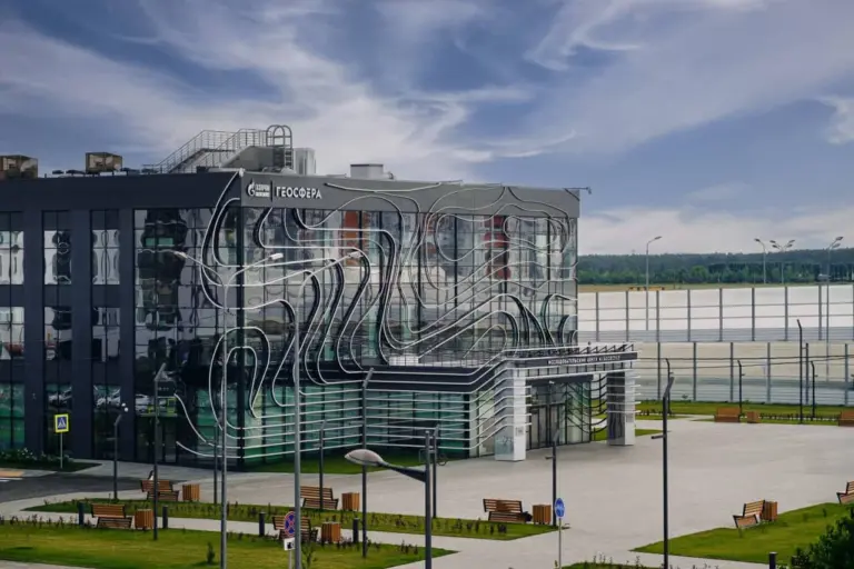 Современное здание первого в России цифрового центра исследования недр «Геосфера» в Тюмени, оснащённого роботизированными системами для анализа кернов и изучения трудноизвлекаемых запасов нефти.