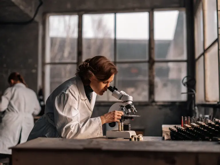 Лаборант за работой в лаборатории — востребованные и высокооплачиваемые вакансии на Дальнем Востоке.