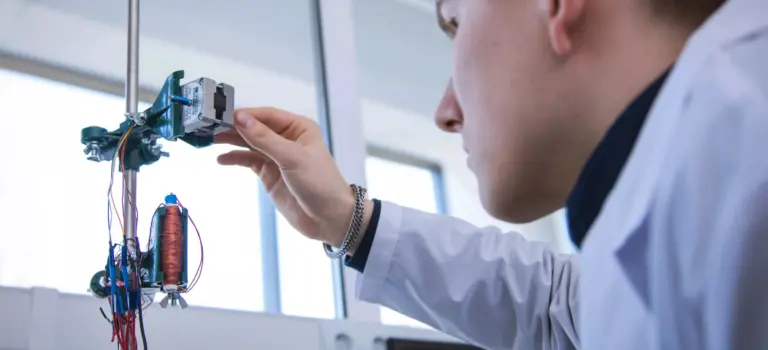 Российский ученый настраивает экспериментальное оборудование для проверки композитного материала с магнитоэлектрическим эффектом — разработка для гибкой электроники и энергоэффективных устройств.