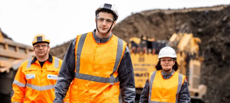 Сотрудники Норникеля на производственной площадке. Компания повысила зарплаты более чем 55 тысячам работников в 2025 году