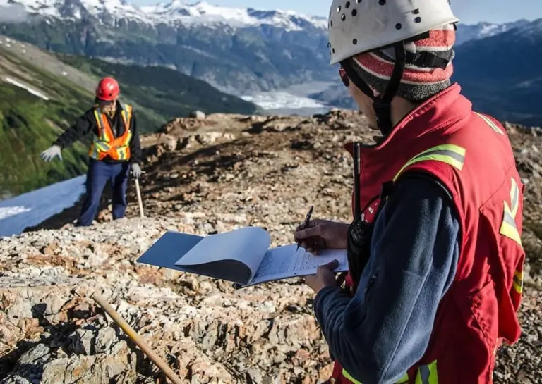 Статистика инвестиций и роста геологоразведки в России: углеводороды и твердые полезные ископаемые.