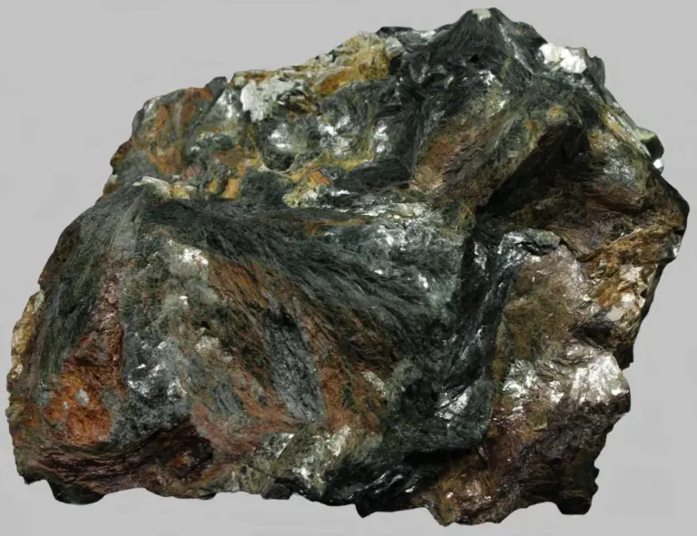 Новый минерал хлоритоид-3Т с уникальной кристаллической структурой, обнаруженный учеными на Урале для изучения геологических процессов