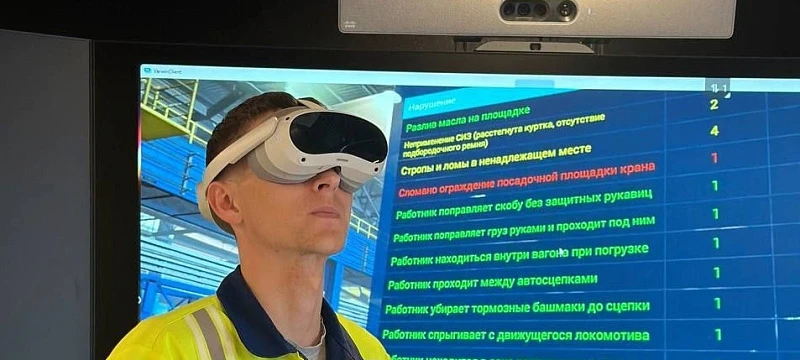 Сотрудник Быстринского ГОКа проходит обучение промышленной безопасности с использованием VR-технологий.