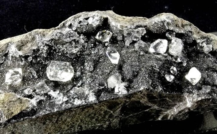 АЛРОСА продляет добычу алмазов на кимберлитовой трубе Удачная в Якутии до 2055 года, вклад в российский алмазный рынок и устойчивое развитие месторождений