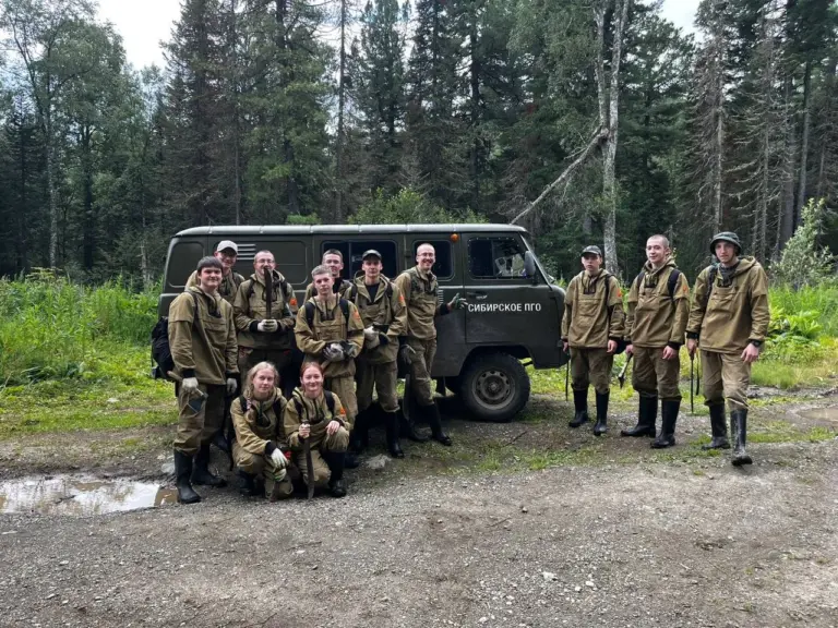 Команда геологов Сибирского ПГО проводит полевые работы по поиску молибдена в Хакасии для развития промышленного потенциала России