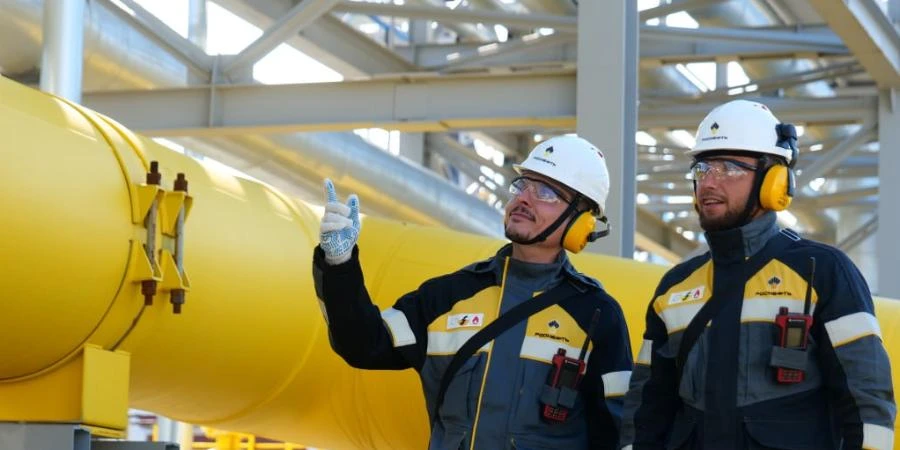 Роснефть рекордно увеличила использование попутного газа и снизила выбросы CO2 благодаря инновационным технологиям и инвестициям