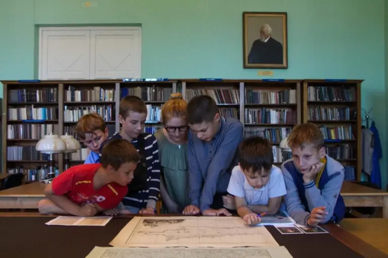 Геологическая мастерская для детей в Институте Карпинского на осенних каникулах: научные исследования, практики с минералами, экскурсии, мастер-классы, запись по телефону