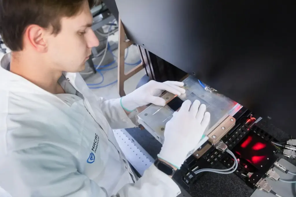 Палладиевые полупрозрачные солнечные панели для окон и фасадов зданий, инновации МИСИС и Норникеля, экологичная электроэнергетика и защита от перегрева интерьера