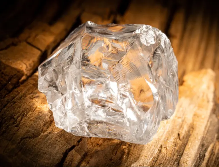 Крупные алмазы 55.96 и 135.75 карата добыты на месторождении имени Гриба в Архангельской области.