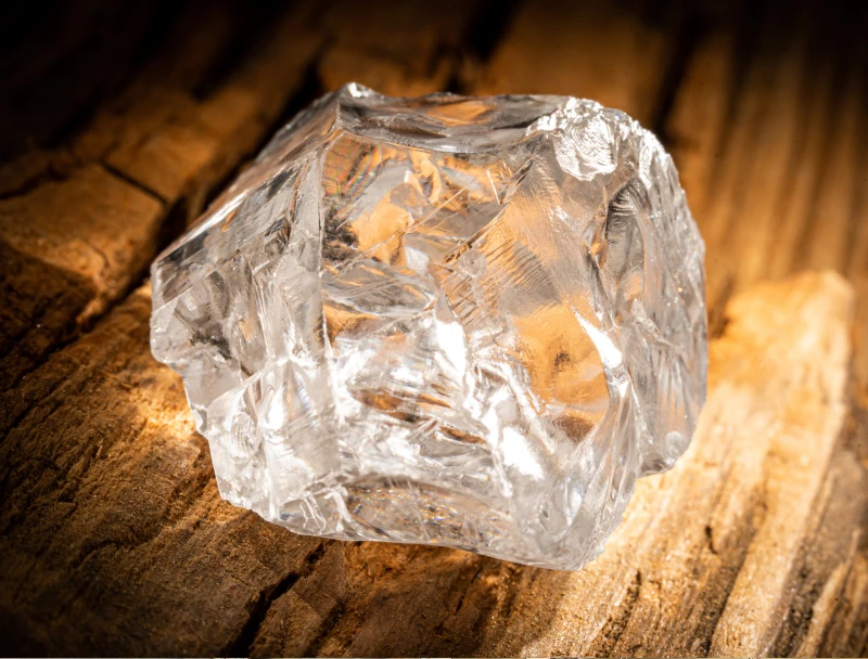 Крупные алмазы 55.96 и 135.75 карата добыты на месторождении имени Гриба в Архангельской области.