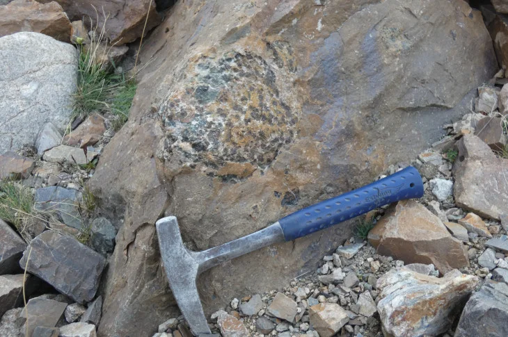 Редкие породы Памира, исследованные сибирскими геологами для изучения процессов мантийного метаморфизма и возврата земной коры на поверхность