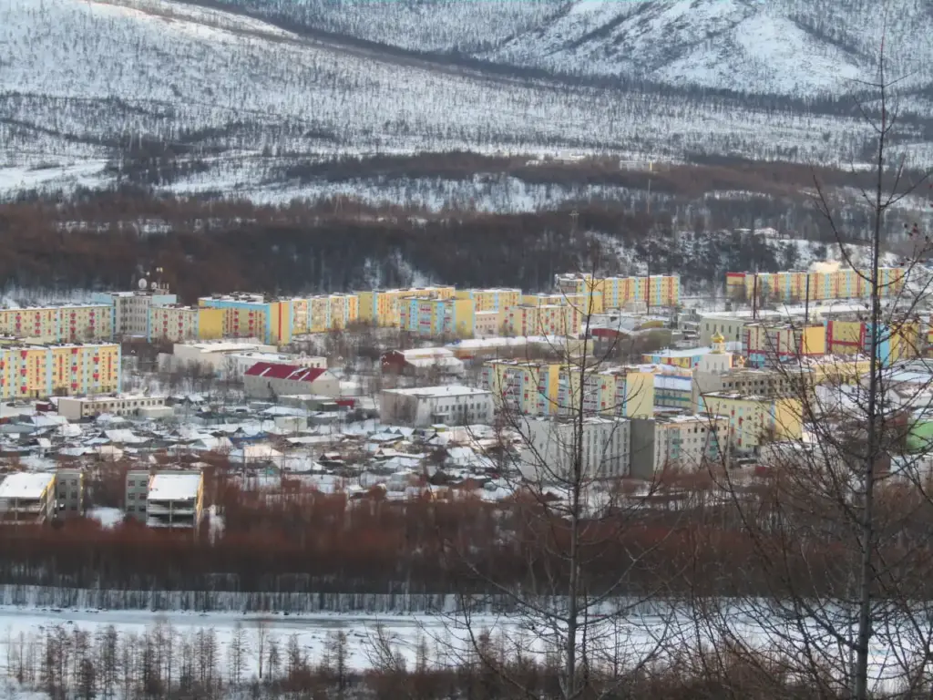 Посёлок Палатка в Магаданской области зимой, вид на жилые кварталы на фоне сопок