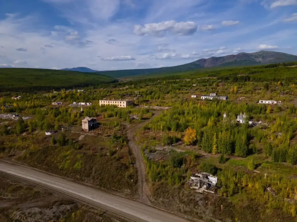 Разрушенная инфраструктура бывшего посёлка Верхний Ат-Урях после закрытия рудника