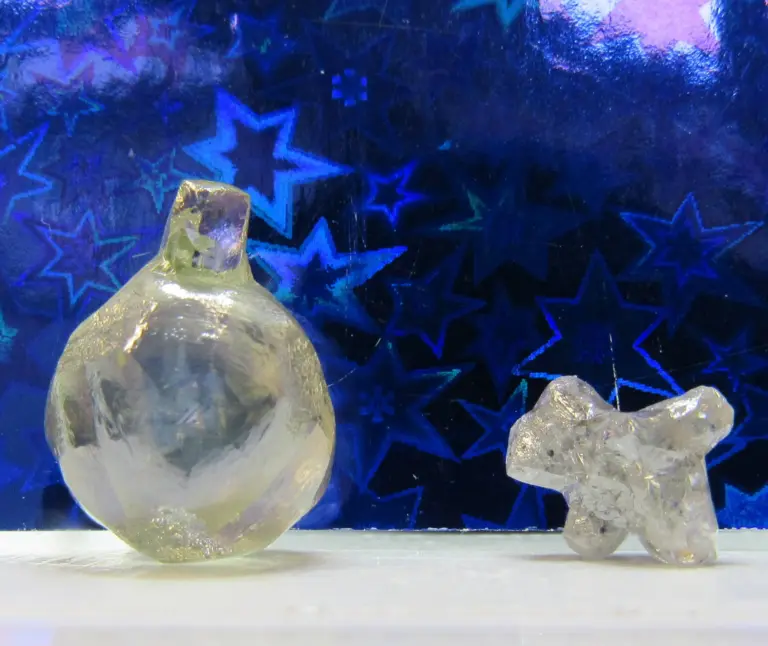 Редкие новогодние алмазы АЛРОСА с месторождения Ломоносова: ёлочный шар 17 карат и щенок 2,7 карата