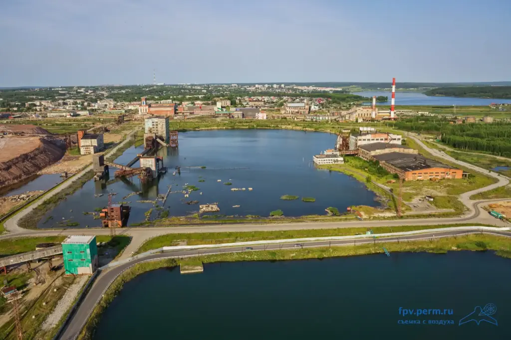 Провал в Березниках летом 2014 года &mdash; итог затопления калийной шахты и растворения соляных пород, вид с воздуха