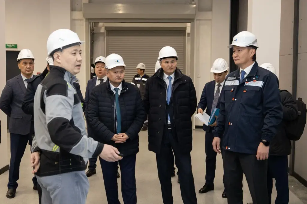 Кампус нового Горно-металлургического университета в Улытау с учебными корпусами и общежитием.