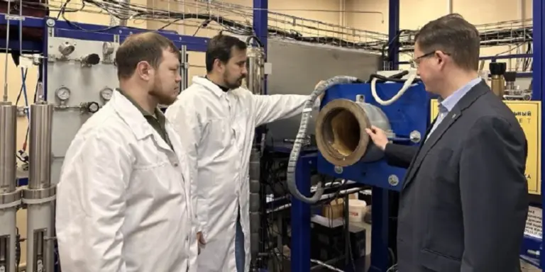 Ученые КФУ представляют новую технологию добычи сверхвязкой нефти с катализатором.