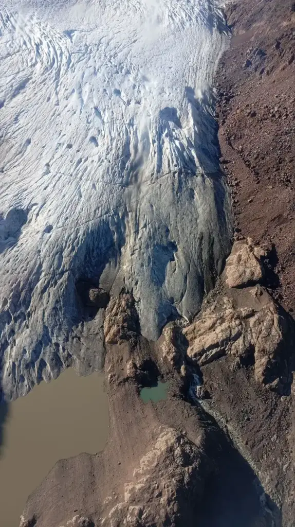 Край отступающего ледника: резкий контакт ледяной массы и оголённой горной породы как наглядный эффект изменения климата