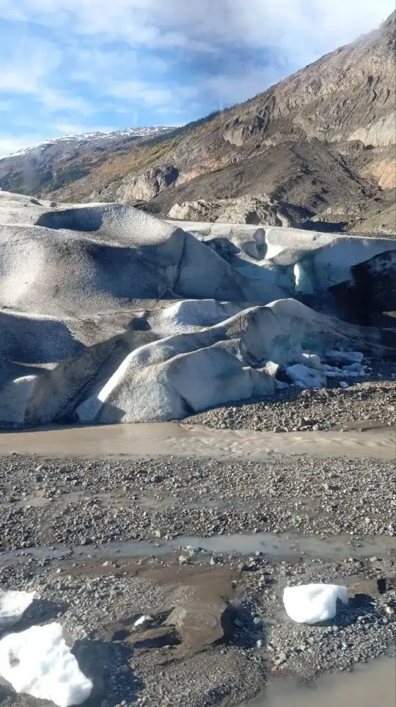 Таяние горного ледника с образованием потоков талой воды и обнажением коренных пород, Британская Колумбия