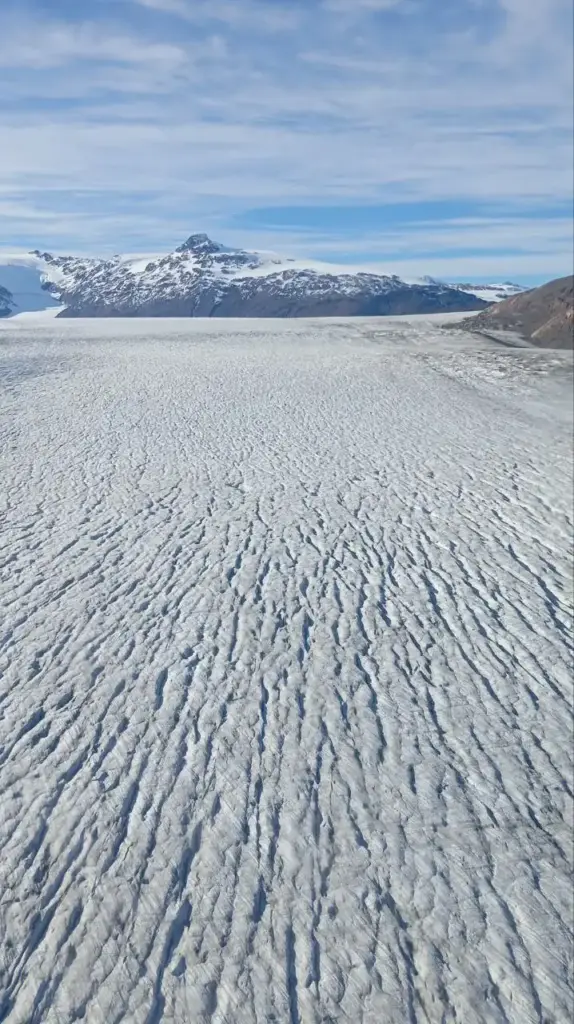 Горный ледник с выраженной трещиноватой поверхностью, демонстрирующей ускоренное таяние льда в условиях потепления климата