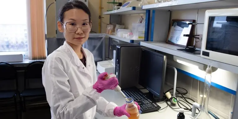 Действие реагента СН-1 для ликвидации тонких нефтяных пленок на поверхности моря