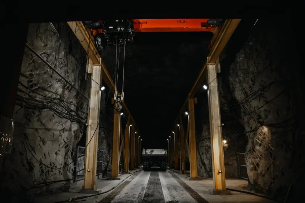 Рудник Суздаль. Подземная ремонтная камера и оборудование для обслуживания шахтной техники.