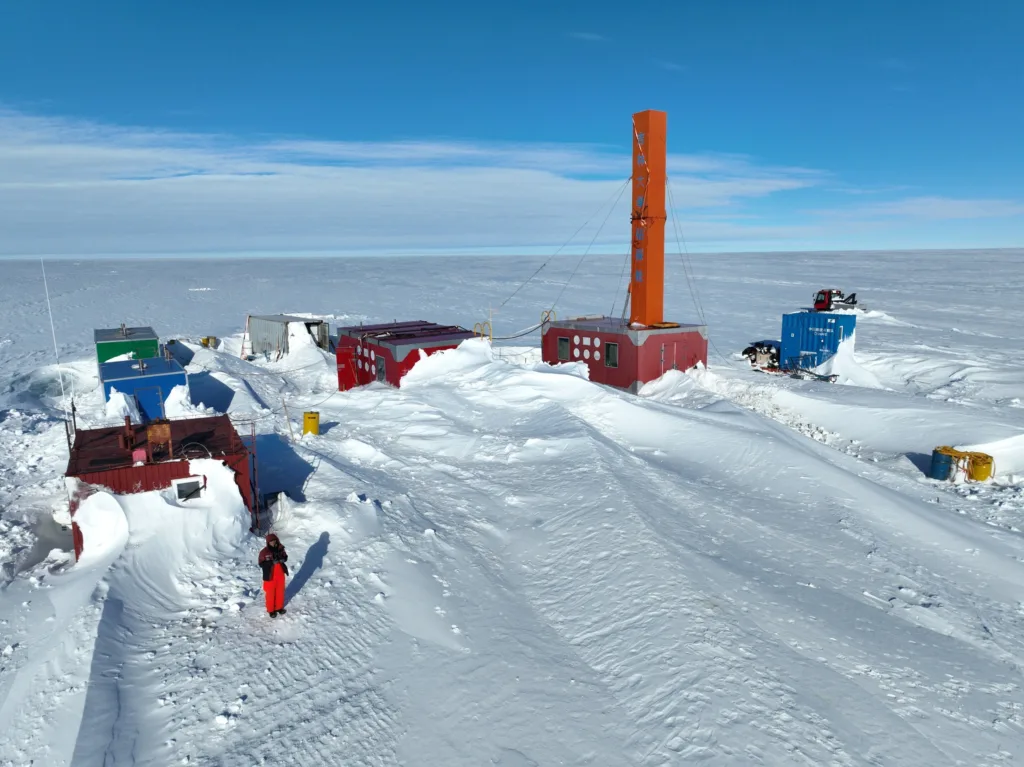 Схема формирования магнитной аномалии в Антарктиде из-за древней коллизии континентов