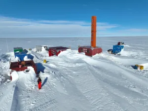 Схема формирования магнитной аномалии в Антарктиде из-за древней коллизии континентов