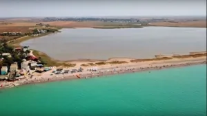 Разрушение пересыпи в Западном Крыму из-за антропогенного воздействия