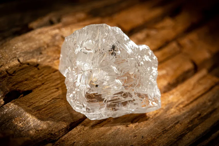 Алмаз ювелирного качества, добытый на месторождении имени Владимира Гриба