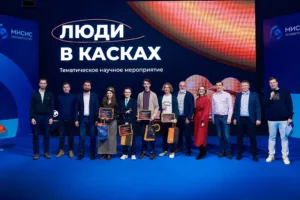 Студент-горняк на сцене финала конкурса «Люди в касках» в МИСИС
