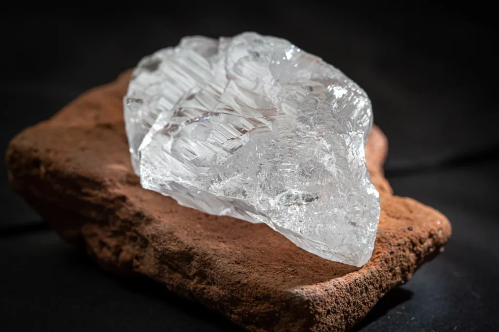 Уникальный алмаз ювелирного качества из месторождения имени Владимира Гриба