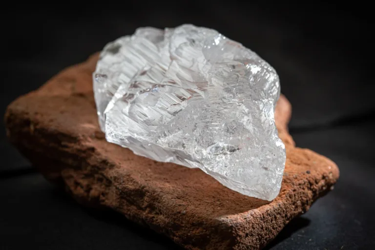 Уникальный алмаз ювелирного качества из месторождения имени Владимира Гриба