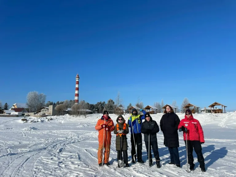 Студенты бурят лед на базе Ладога под руководством ученых ААНИИ