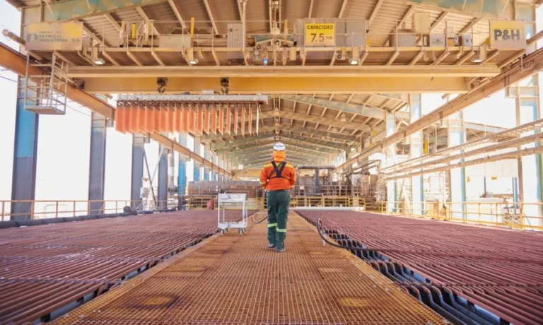 Динамика добычи меди в Чили по месяцам за последние девять лет