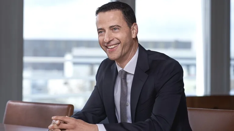 Логотипы Glencore и Rio Tinto на фоне графиков цен на уголь и железную руду