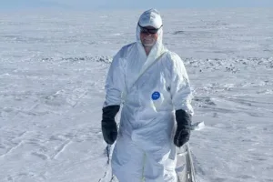 Ученые Российской антарктической экспедиции за сбором проб снега для поиска космической пыли